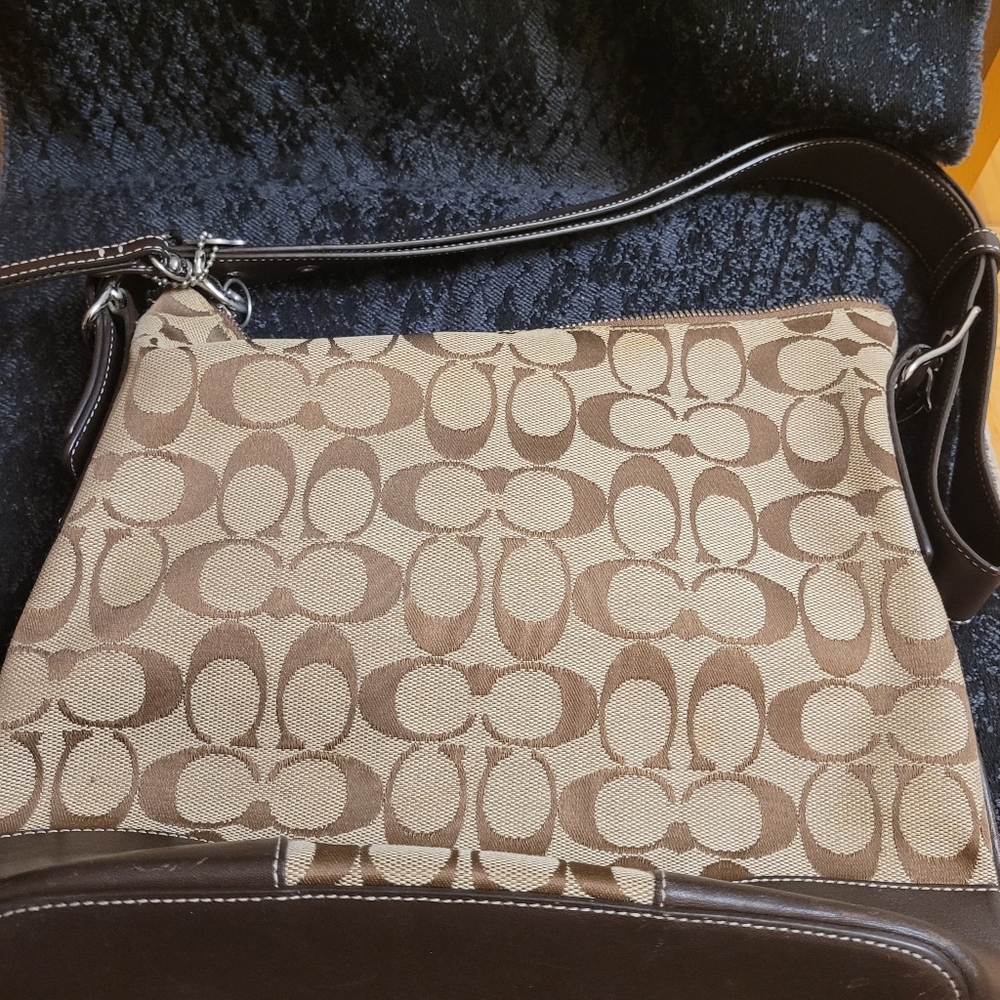 Coach women hangbag (signature canvas)